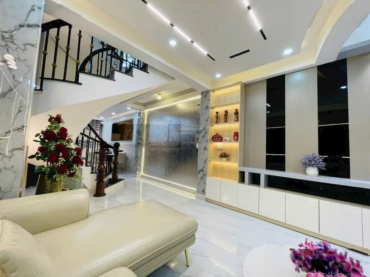 Nhà cạnh Phú Mỹ Hưng Quận 7 gần 80m2 5 tầng 8 tỷ nhỉnh full nội thất cho thuê 35tr/tháng