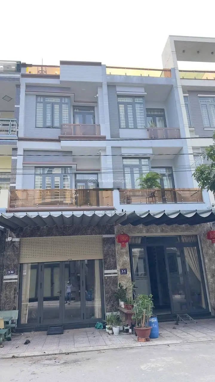 Nhà 3 tầng mới cần gấp bán Lê Phong Dĩ An - Trục chính - 69m2 - giá 4.8 tỷ - 0983169279