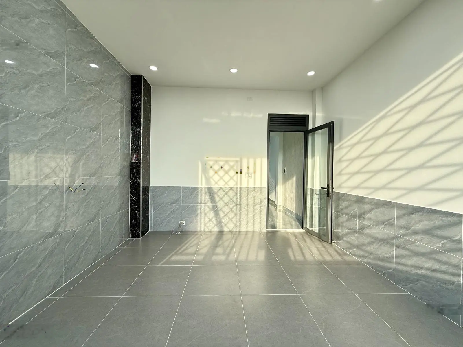 Nhà đường thông Trường Chinh, Sát chợ Lạc Quang, DT:4x16M, Lửng, 3 Lầu, 4PN, Gara ô tô, 7,85 tỷ