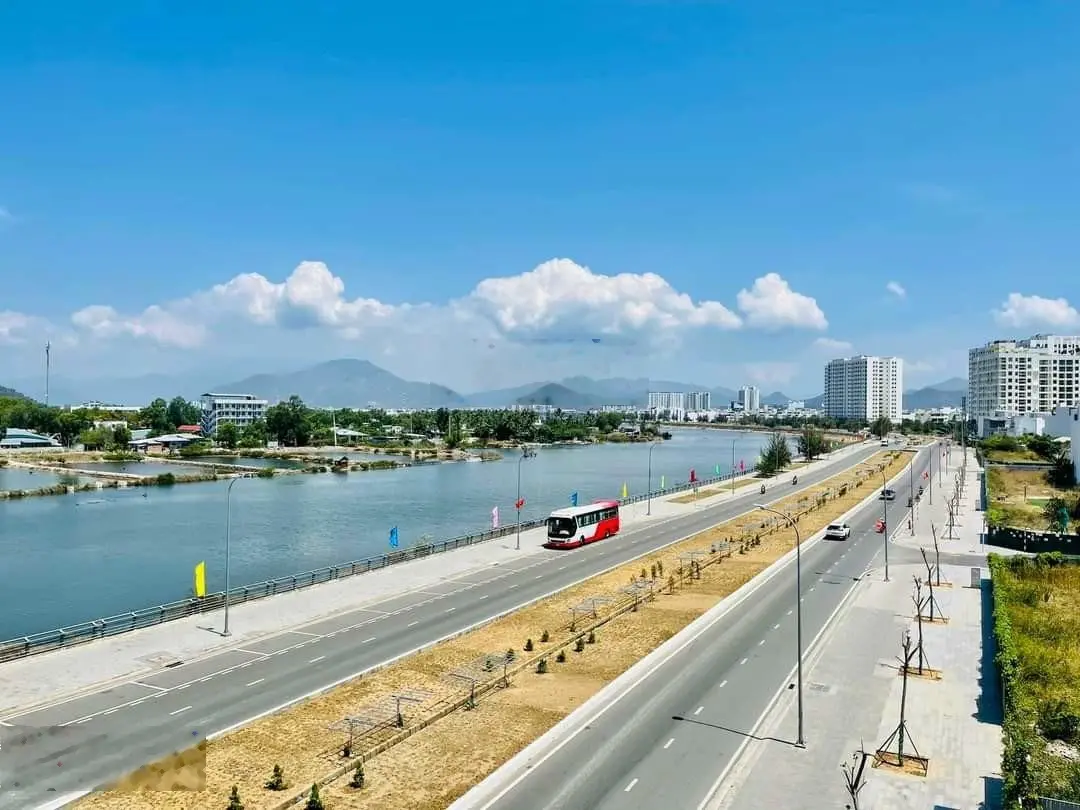 Bán nhà khu bàn cờ mặt tiền đường Bạch Đằng, trung tâm Nha Trang. Đất vuông vắn, tiện xây mới