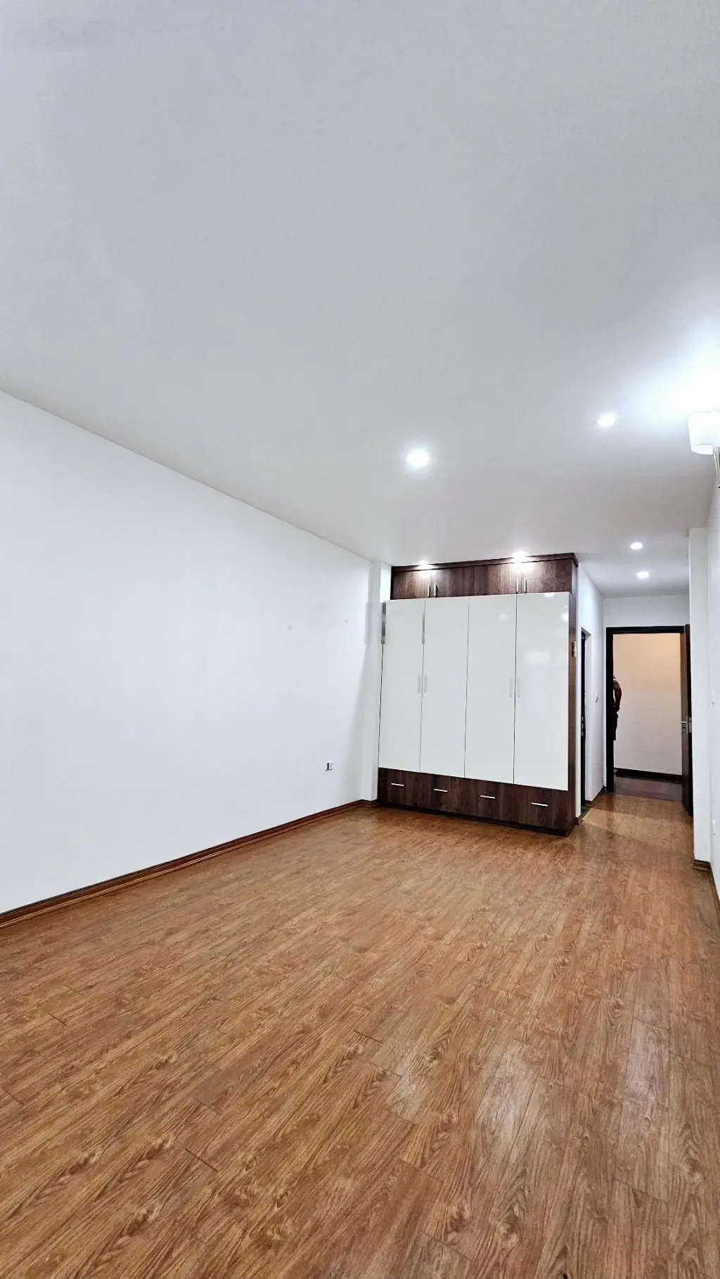 Nhà đẹp việt hưng ô tô đỗ sát cửa giá hợp lý cho người thiện chí