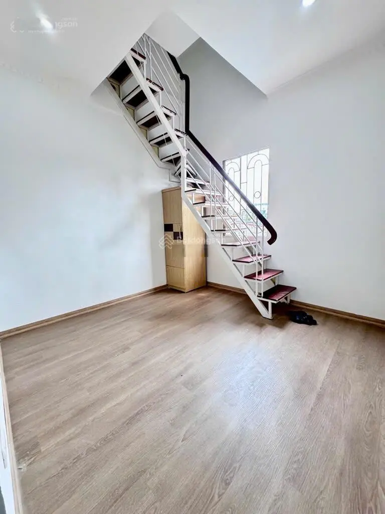 Khương đình, nhà tập thể mới sửa, hàng xóm royal city, vài bước chân ra ngã tư sở, sân chơi rộng.