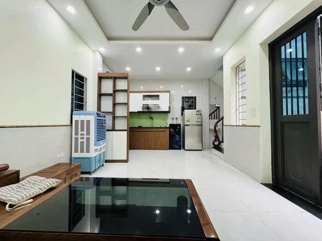 Cần bán nhà rất gấp ngay Vinsmart City Tây Mỗ, vài bước oto, có sân rộng, DT 43m2, giá bán 4 tỷ x
