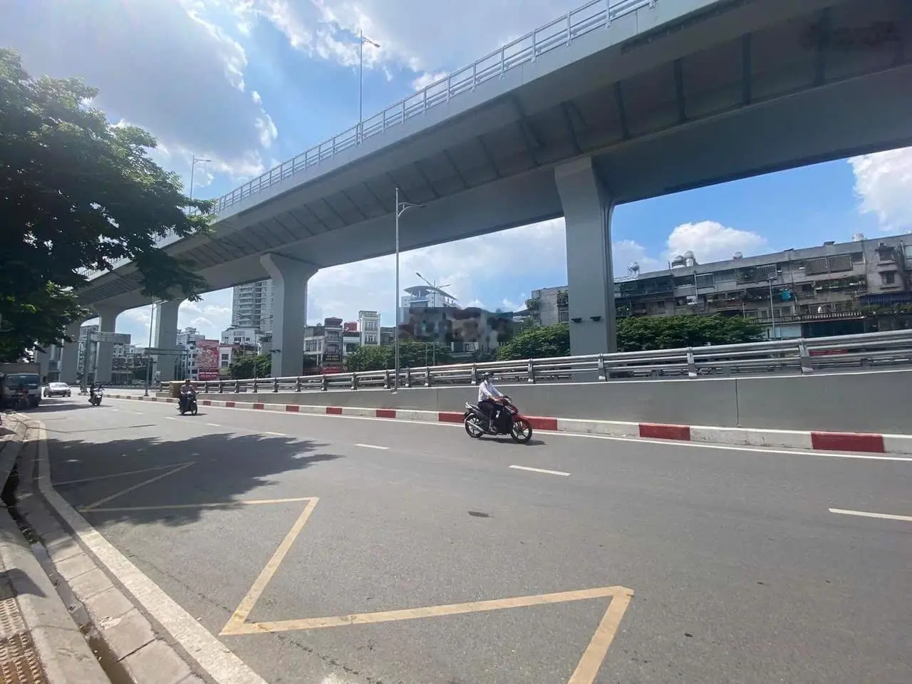 Bán Mặt phố Đại La, Hai Bà Trưng . DT 94m2 C4 mặt tiền 4m. giá: 35.5 tỷ. LH :0383 426 ***