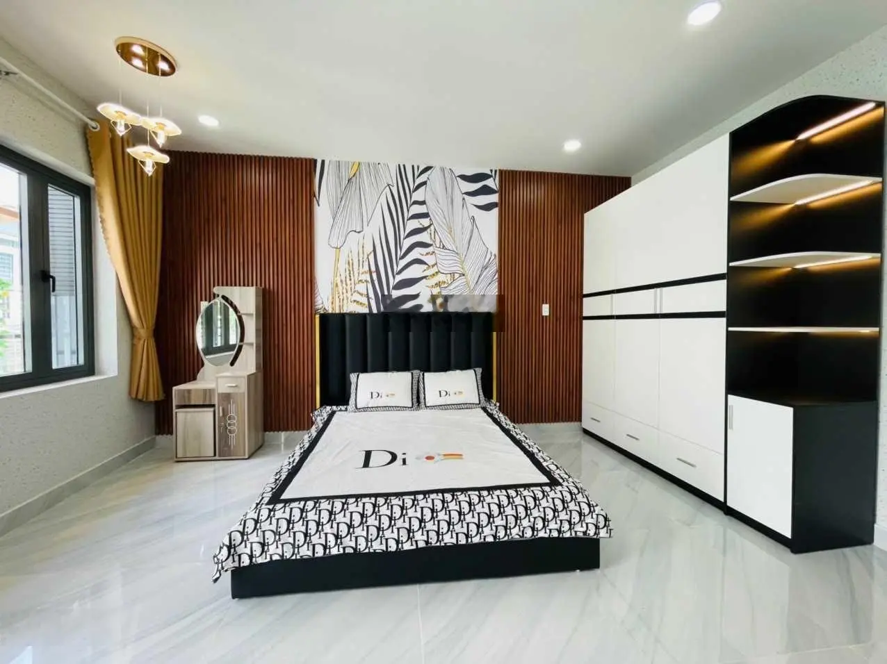 Bán gấp nhà 1 trệt 3 lầu 100m2, MT kinh doanh buôn bán được. 2.5 tỷ. Lh 0394 000 *** em Oanh