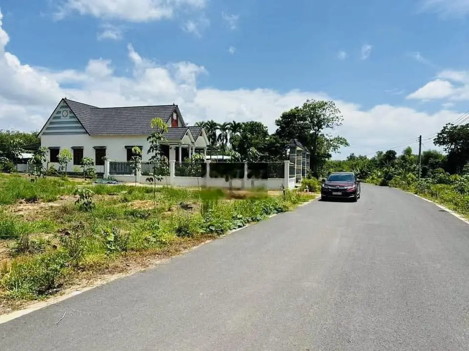 Bán 700m2 đất gần KCN Dầu Tiếng,sổ hồng riêng,thổ cư 100m2 ngộp bán rẻ