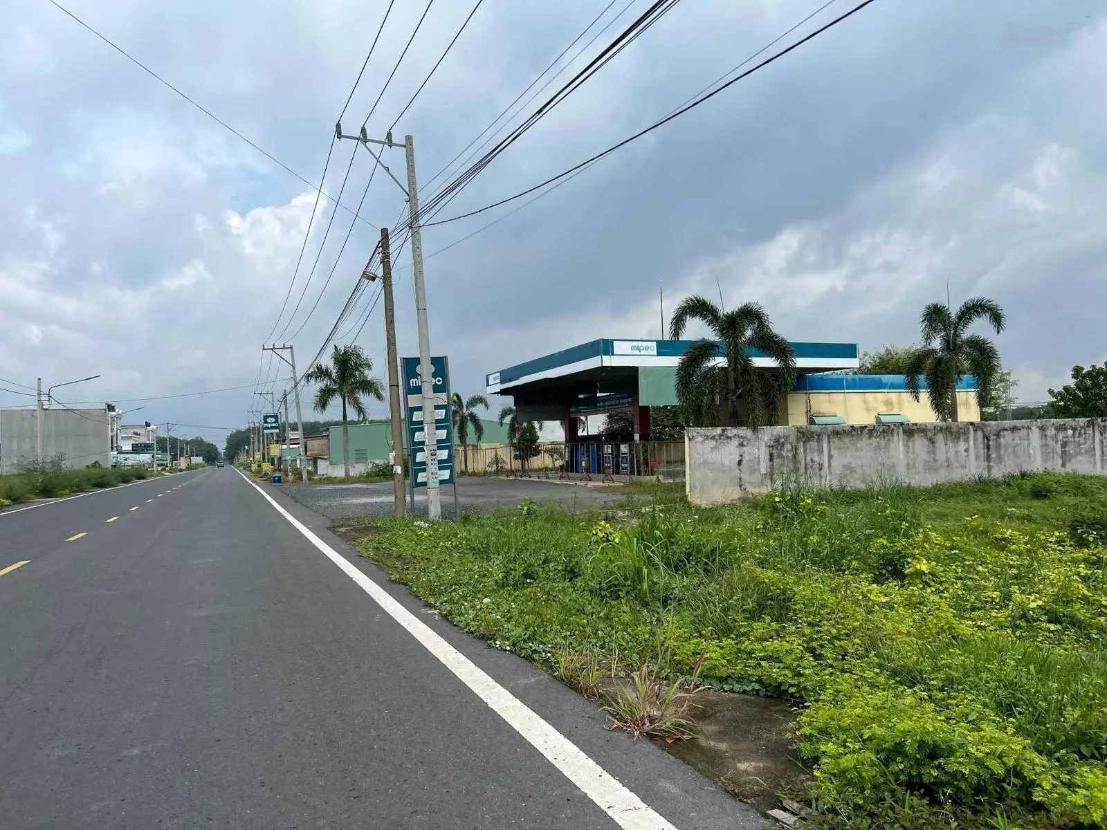 Cần bán lô đất mặt tiền đường nhựa, sổ sẵn, gần KCN Minh Hưng, Chơn Thành, Bình Phước