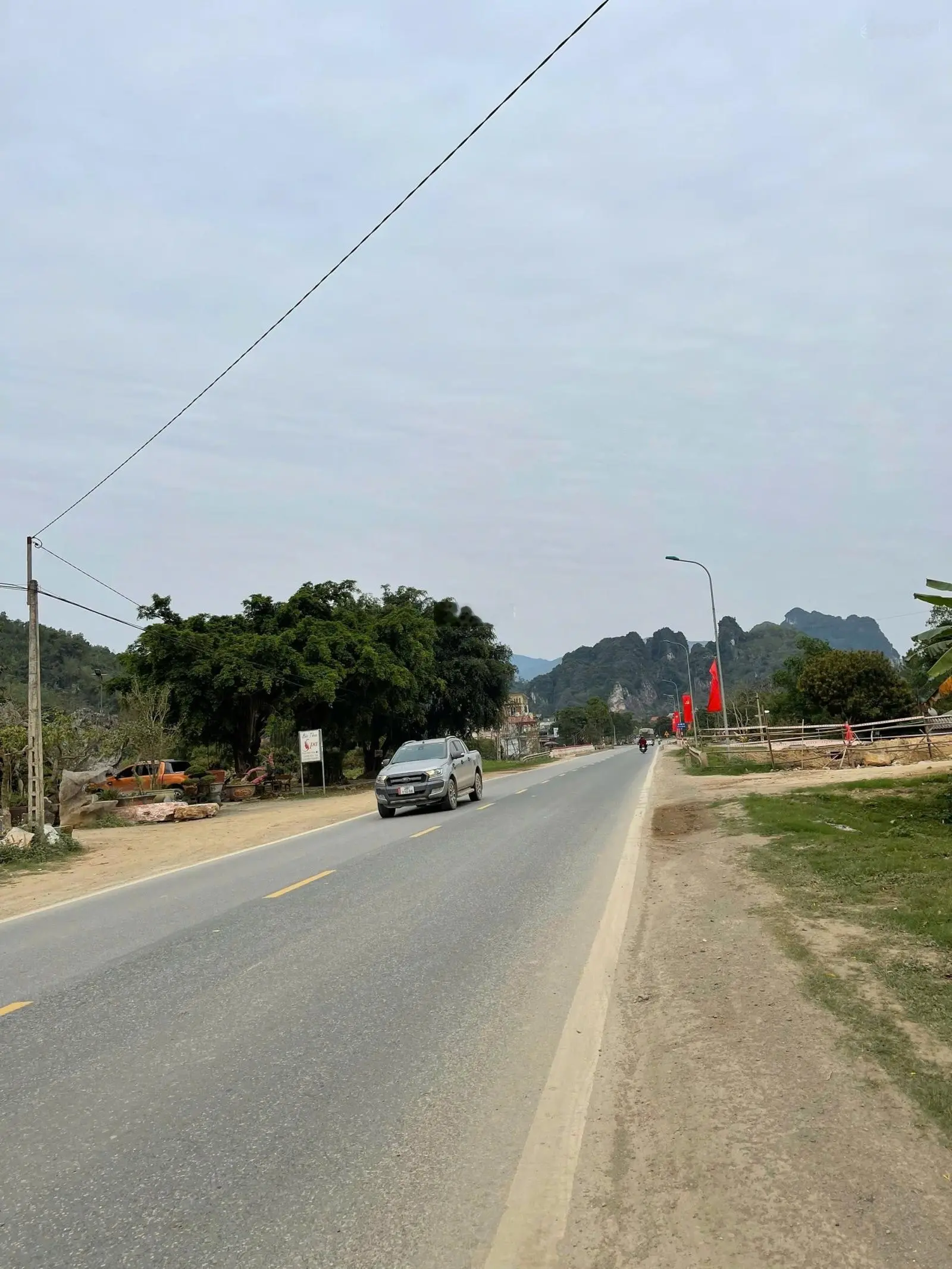 Cần bán gấp nhà 5 tầng tại tiểu khu 6 thị trấn Lương Sơn. Hòa Bình. Nhà 5 tầng. Phù hợp để buôn bán