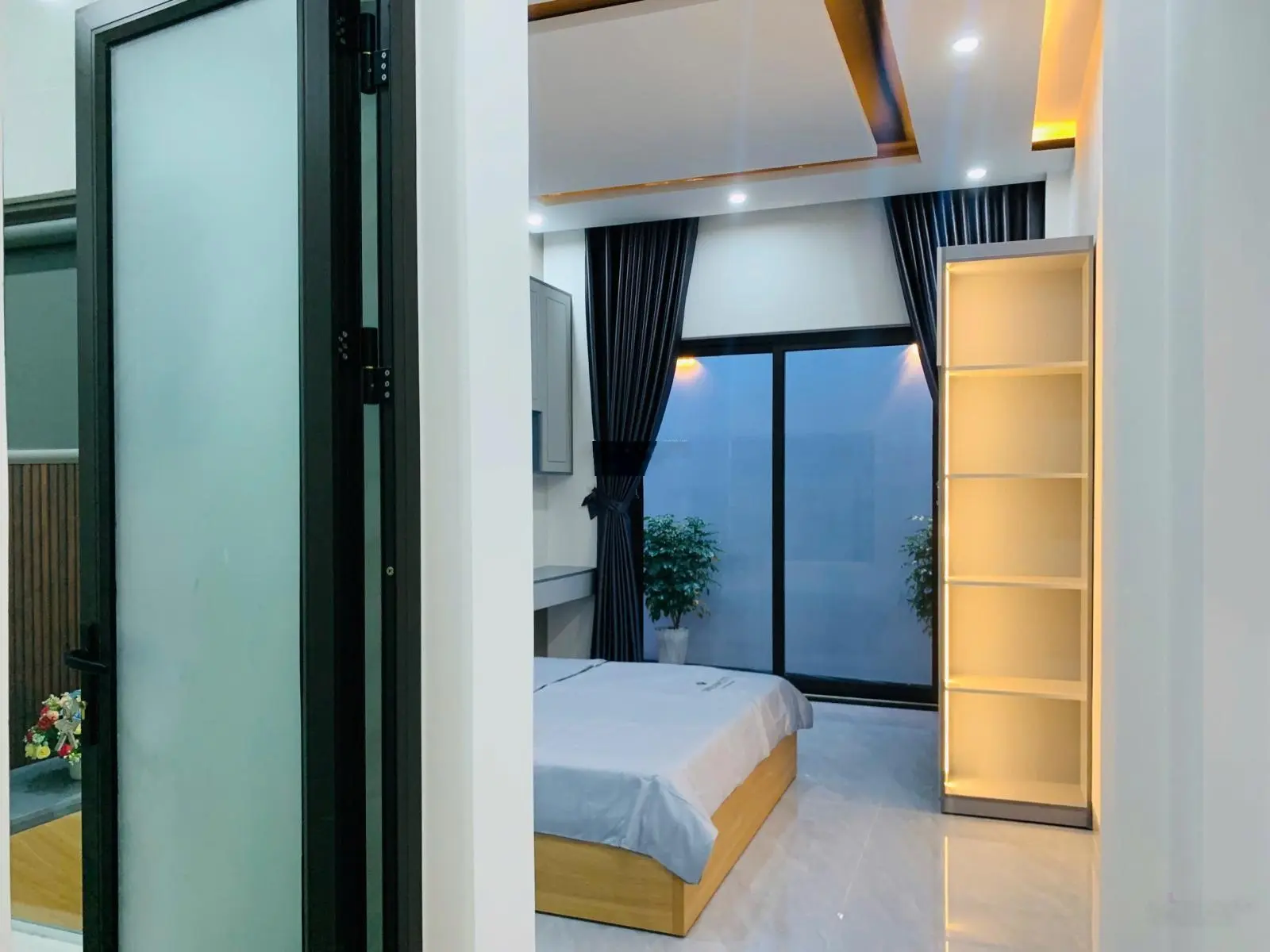 Nhà mới 3 tầng đối diện chợ Hòa Khánh, gần ĐH Bách Khoa. Full nội thất xịn xò, giá tốt