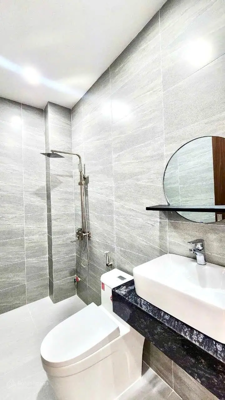 Kẹt tiền trả nợ nên bán gấp căn nhà ở ngay chợ Bình Chánh, đường 18B, 1 lầu, giá 1 tỷ 050.
