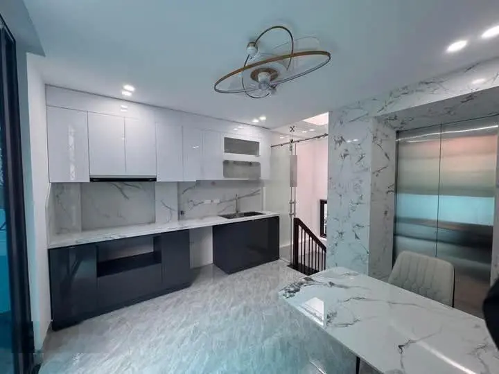 Nhà đẹp phố Giang Văn Minh, mới thang máy xịn sò, cách ô tô 65m, gần phố, DT 37m2 * 6 tầng