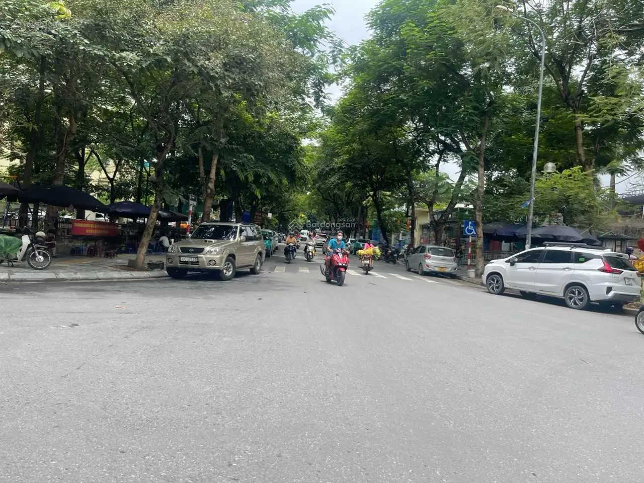 Cần bán nhà ngõ phân lô, kinh doanh, phố trần quý kiên. DT 80mx5 tầng, MT gần 6m. Giá 29.8 tỷ