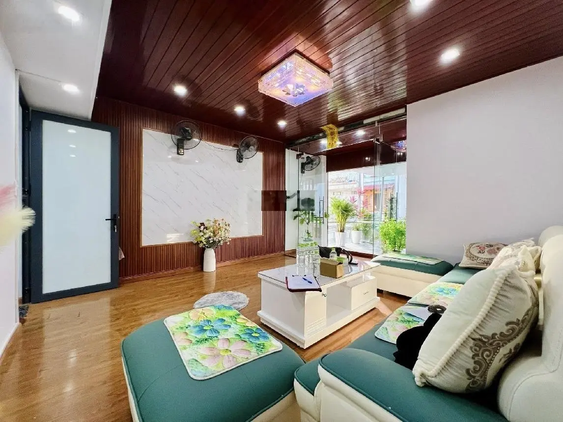 Bán mặt phố Đê La Thành, Đống Đa: 71m, 3 tầng, mặt tiền 4,2m giá 24,5 tỷ. Mặt phố kinh doanh.
