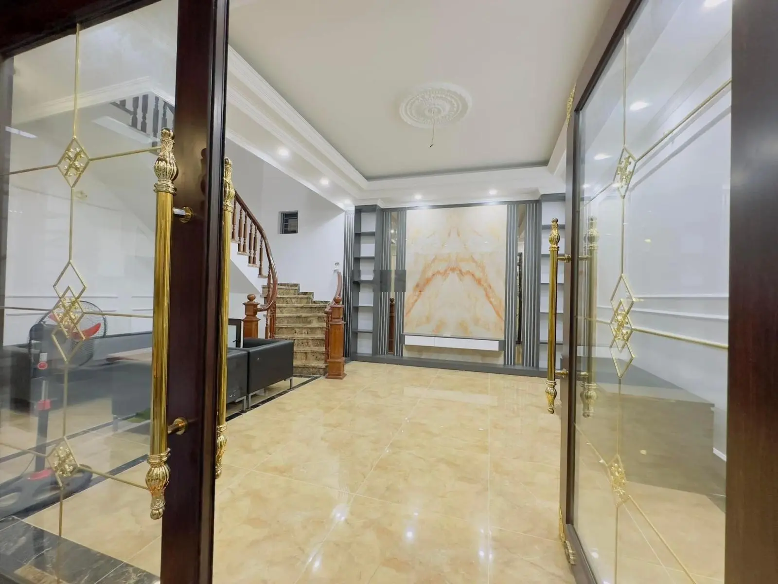 Bán nhà Đông Tác - Phạm Ngọc Thạch 125 m2 Sân vườn Ô tô đỗ cổng Ba bước ra phố Nhỉnh 110 triệu/ m2