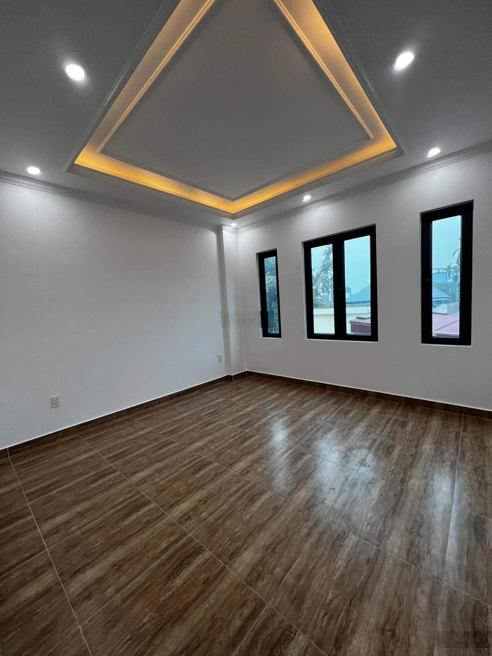 Nhà xây 3 tầng tại thị trấn An Dương. Diện tích: 42,7 m2. Hướng Đông. Nhà xây 3 tầng
