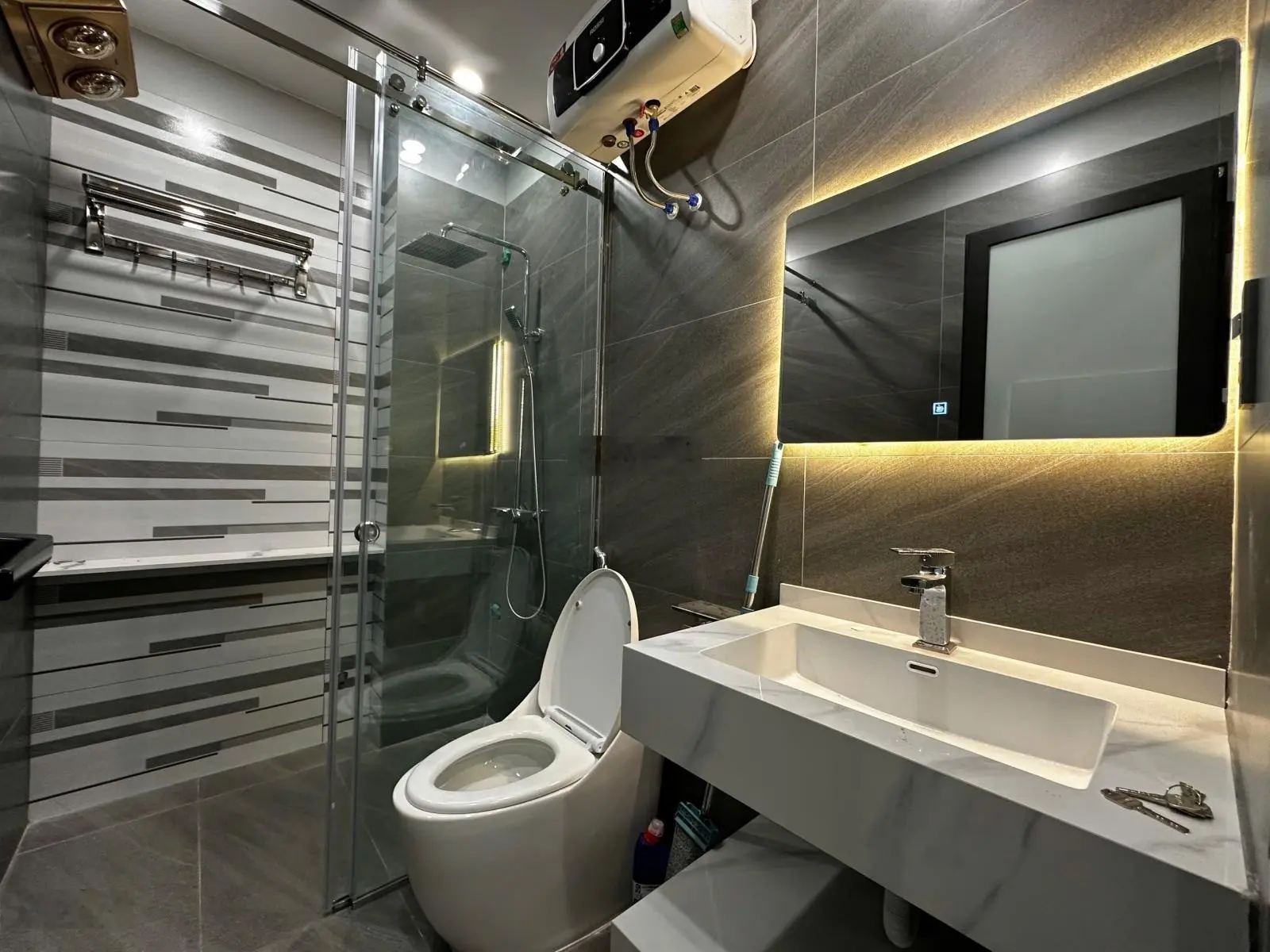 Nhà dân xây độc lập mặt ngõ Hồ Sen, ô tô đỗ cửa, 64m2 x 5 tầng có thang máy.