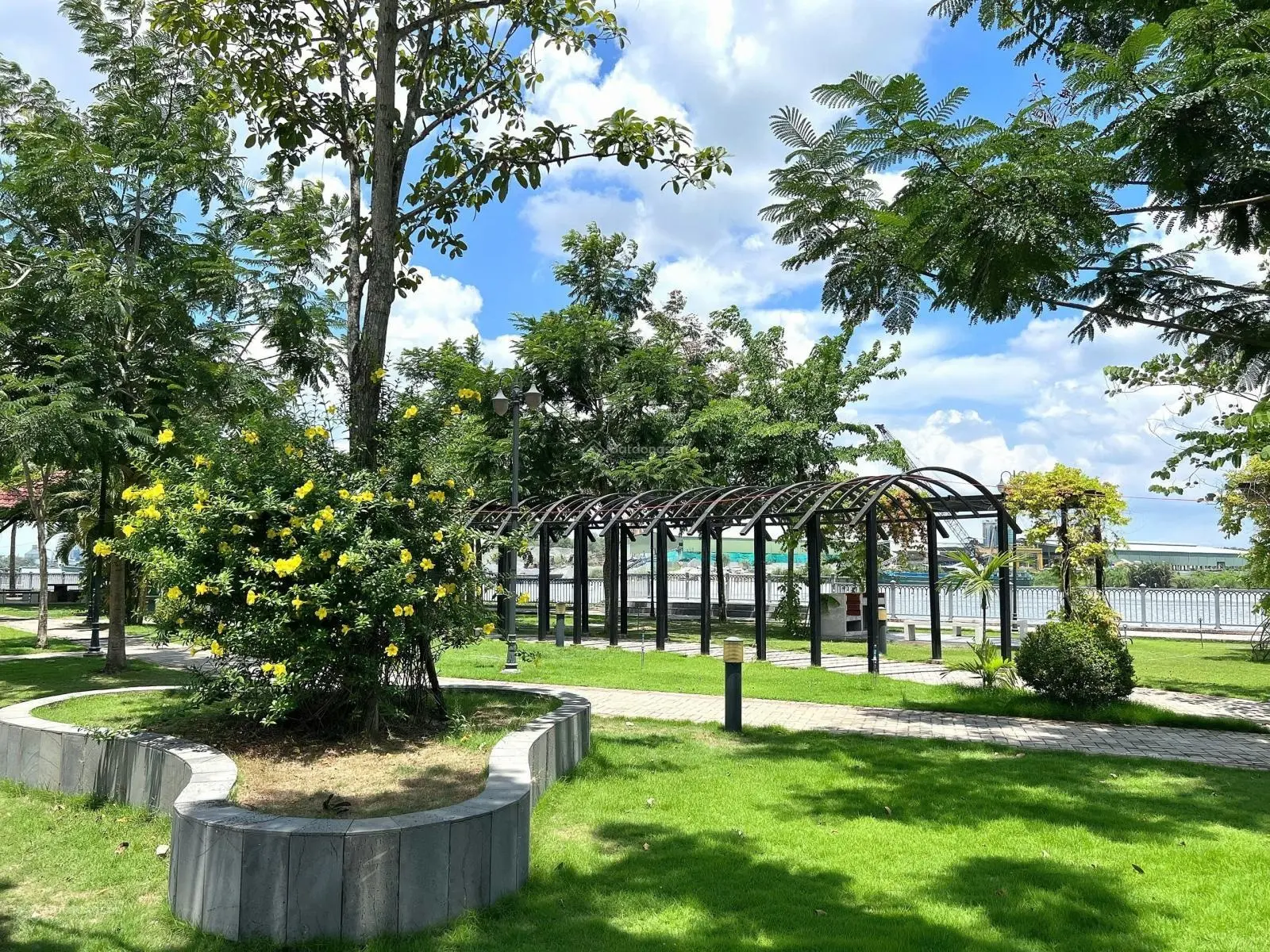 Bán nhà phố mặt tiền view sông Vàm Cỏ - sổ hồng riêng - thanh toán linh hoạt