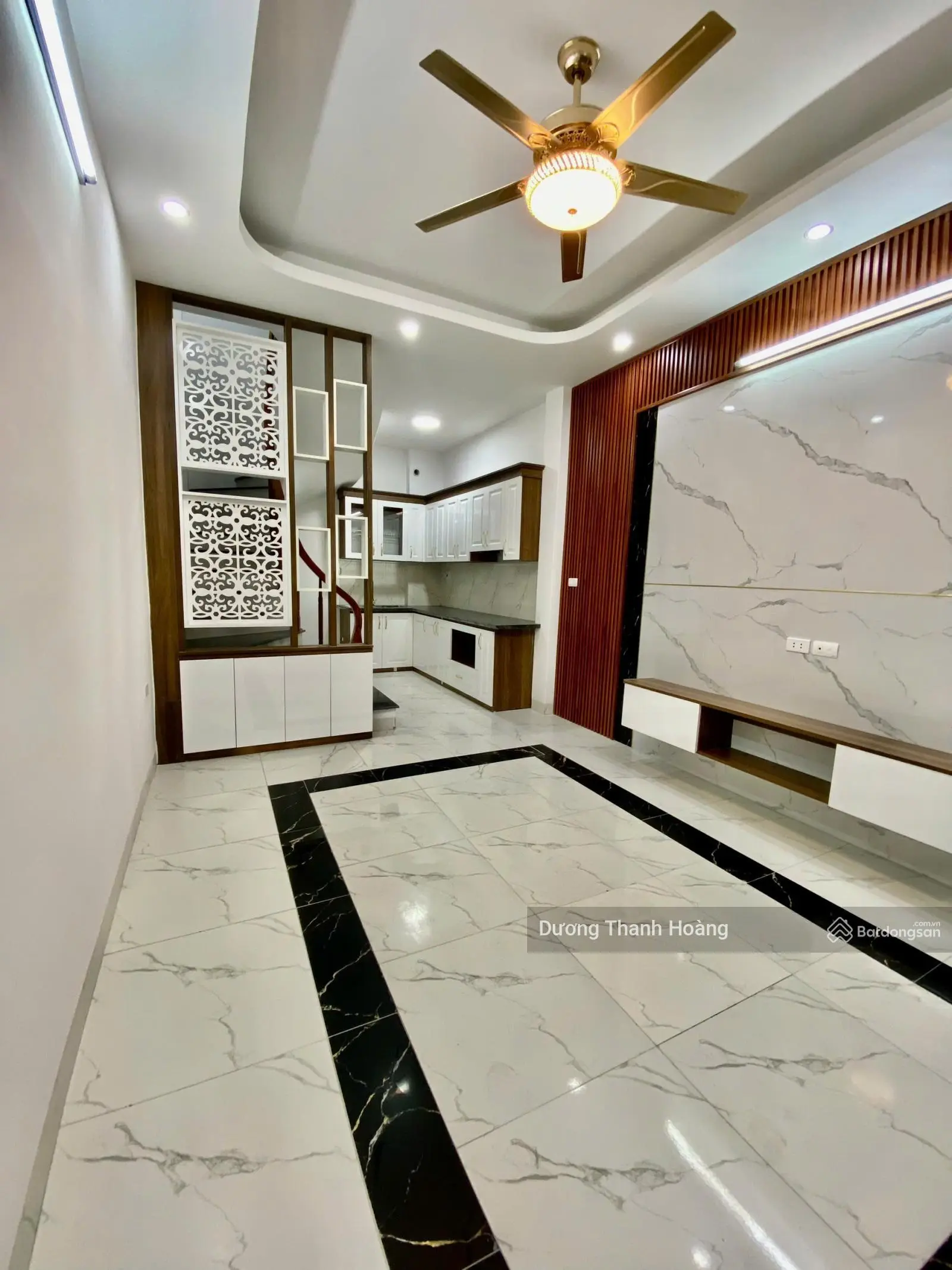 Nhà mới Thạch Bàn 5 tầng ngõ nông cách bãi gửi xe ô tô 50m , giá 4,5 tỷ