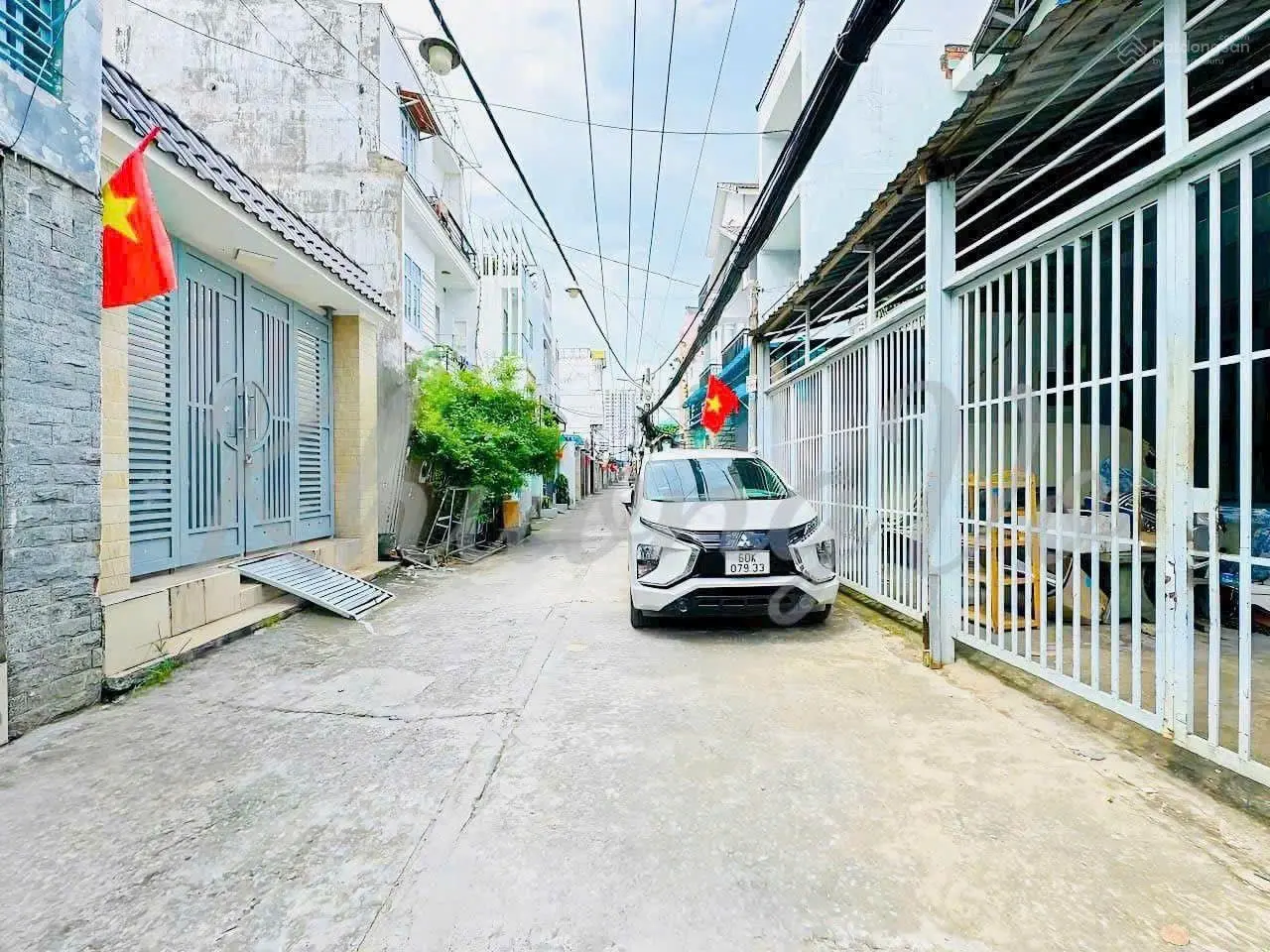 Chủ gấp bán nhà mới đẹp tăng nội thất hẻm xe hơi đổ cửa