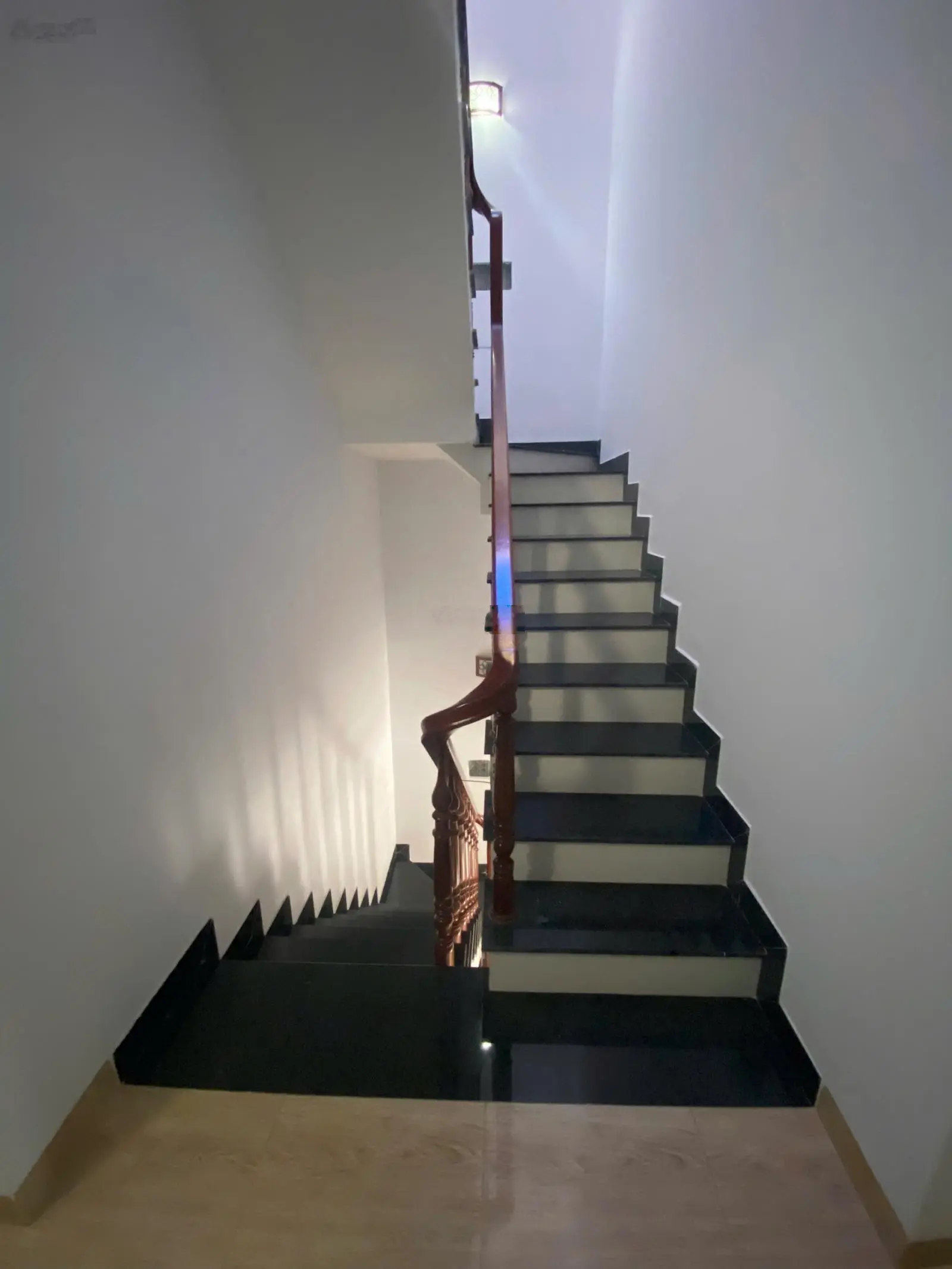 Nhà 3 tầng 65 m2 (DTSD 195 m2), ngang 5m, đường 10m đường thông, nội thất xịn giá 6.3 tỷ Phước Long