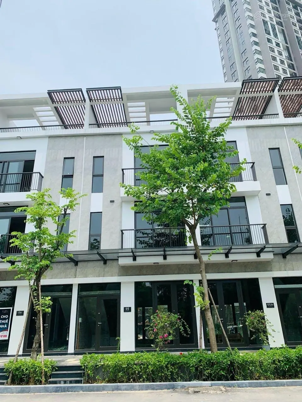 Bán nhà phố hai mặt tiền kinh doanh cực kỳ sầm uất cạnh tám toà chung cư