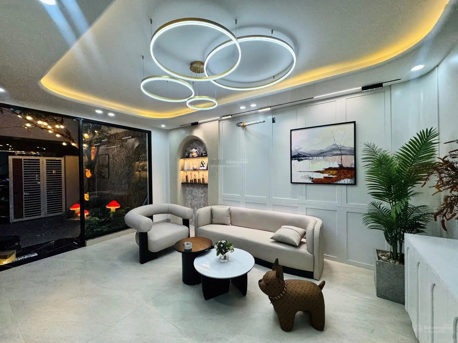 Bán nhà villa sân vườn 90m2 tuyệt đẹp. Full nội thất. phố Hai Bà Trưng