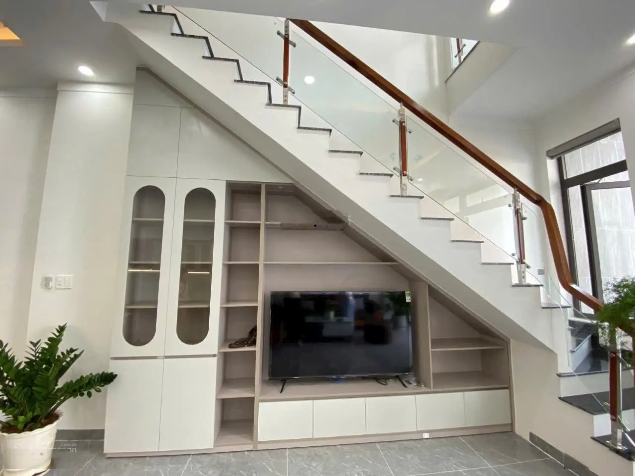 Nhà đẹp hẻm Ywang trung tâm TP Buôn Ma Thuột giá chỉ 2.7 tỷ, cách ĐH Tây Nguyên 1km. Full nội thất