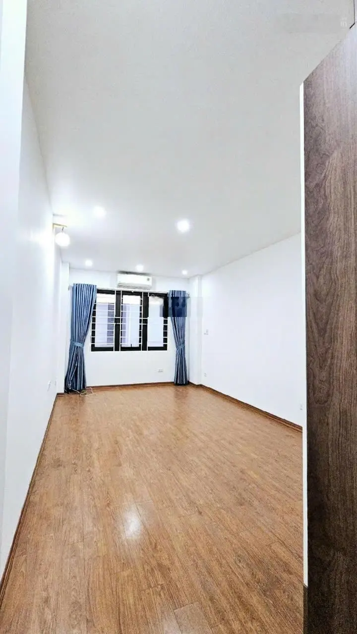 Nhà đẹp cạnh kđt việt hưng long biên, gần phố, giá hời