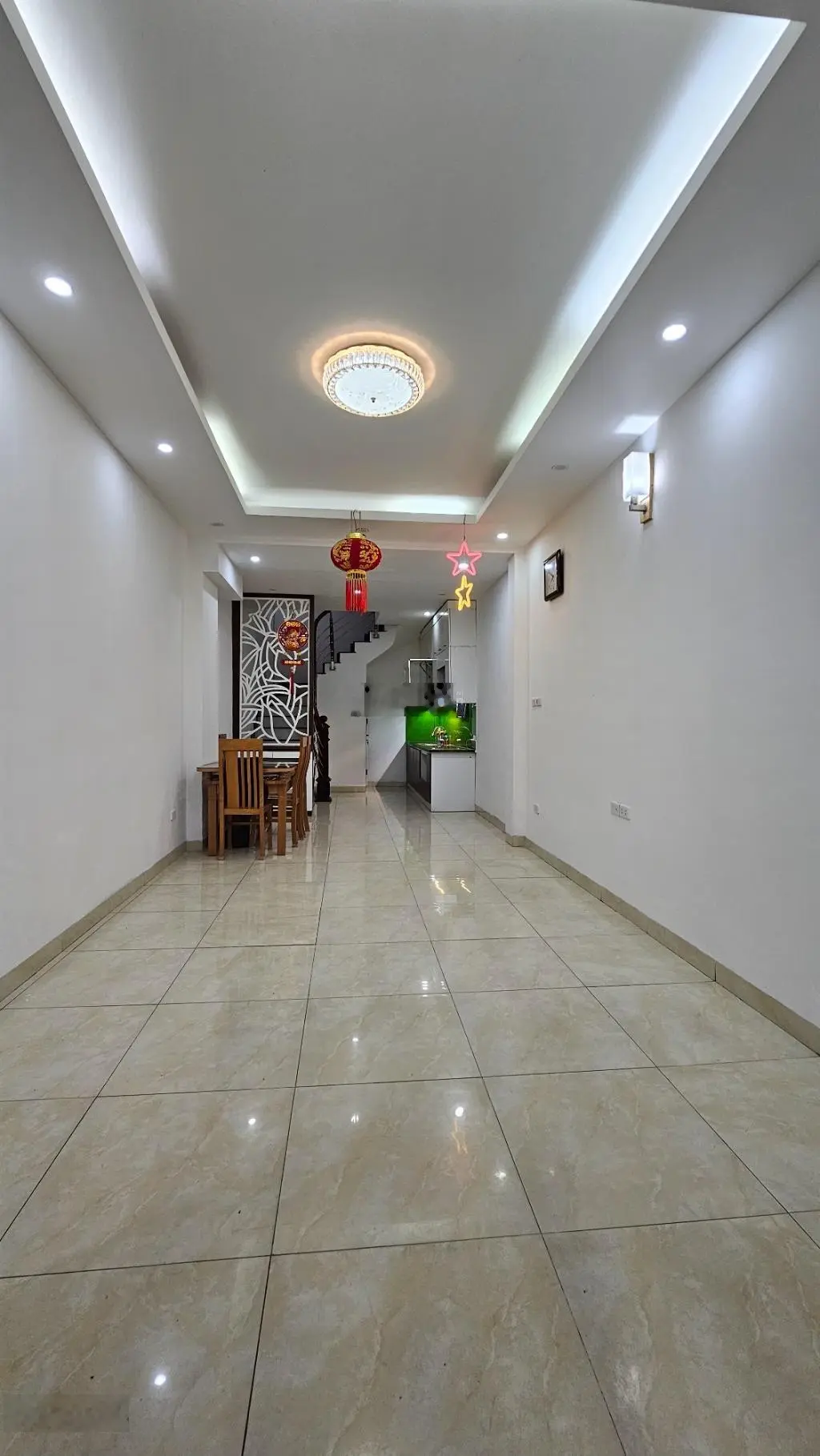 Nhà đẹp việt hưng ô tô đỗ sát cửa giá hợp lý cho người thiện chí