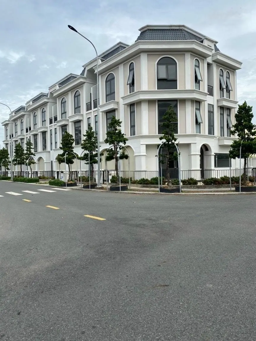 Cần bán nền đất đường số 4 khu Green city giá: 4 tỷ. Liên hệ: 0917 393 ***