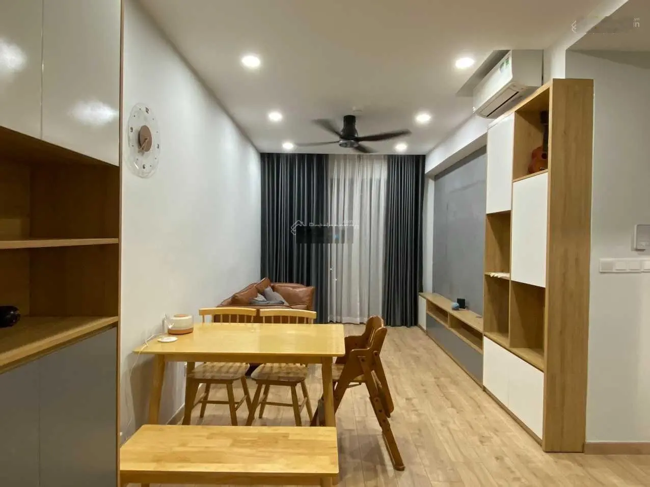 Hạ giá bán gấp căn Emerald 63m2 2PN - 1WC để lại đầy đủ nội thất đẹp cho khách, view thoáng mát