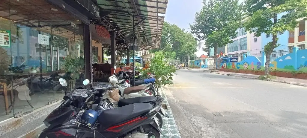 Lô góc 2 mặt tiền đang kinh doanh cf đối diện trường mẫu giáo 121m2 18Tỷ còn TL full nội thất gỗ