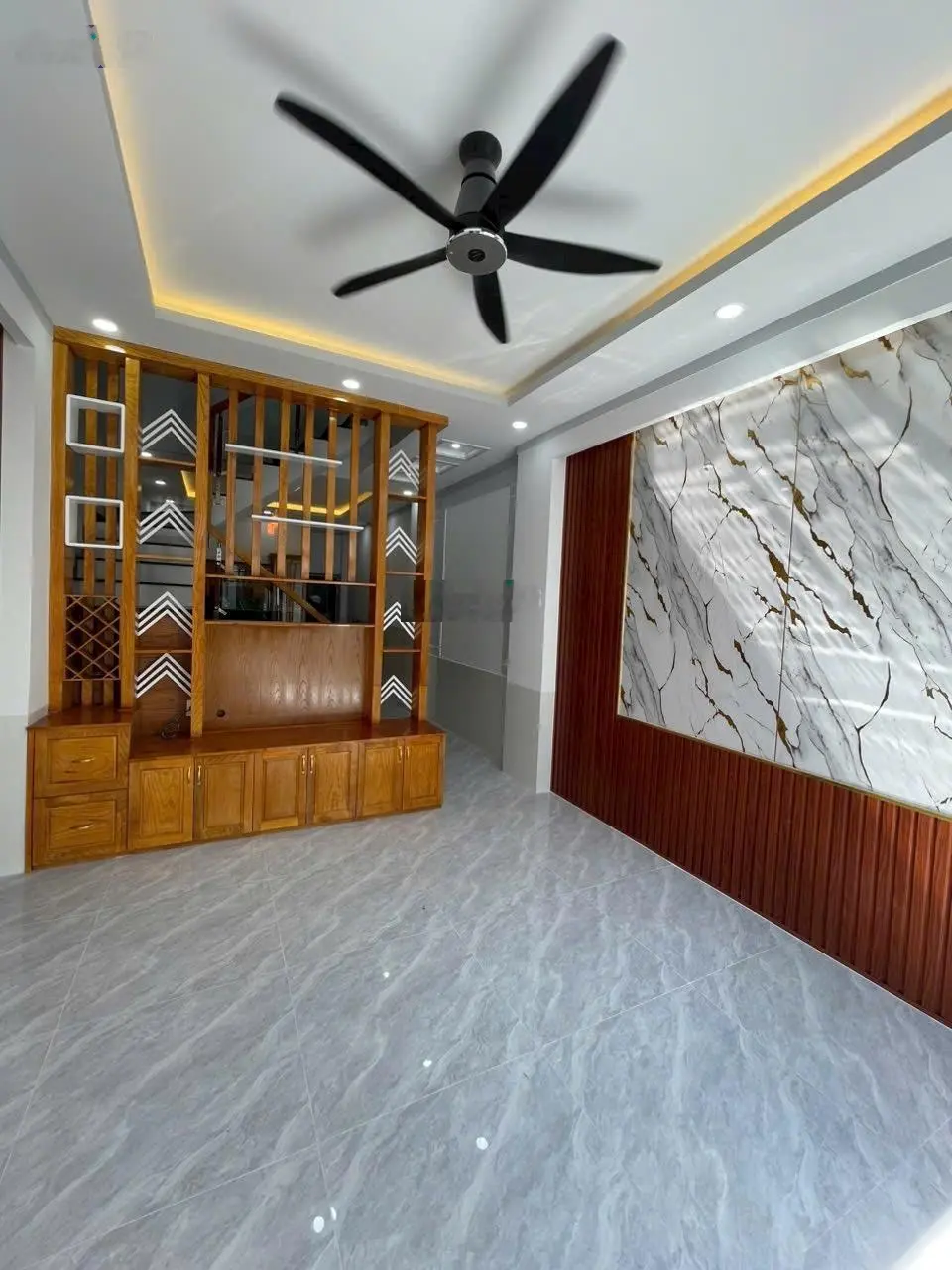 Nhà trệt - 2 lầu gần sân vận động Dĩ An. DT: 82.2m2. Đường nhựa 5m thông. 3 pn - 4 wc giá 4.5 tỷ TL