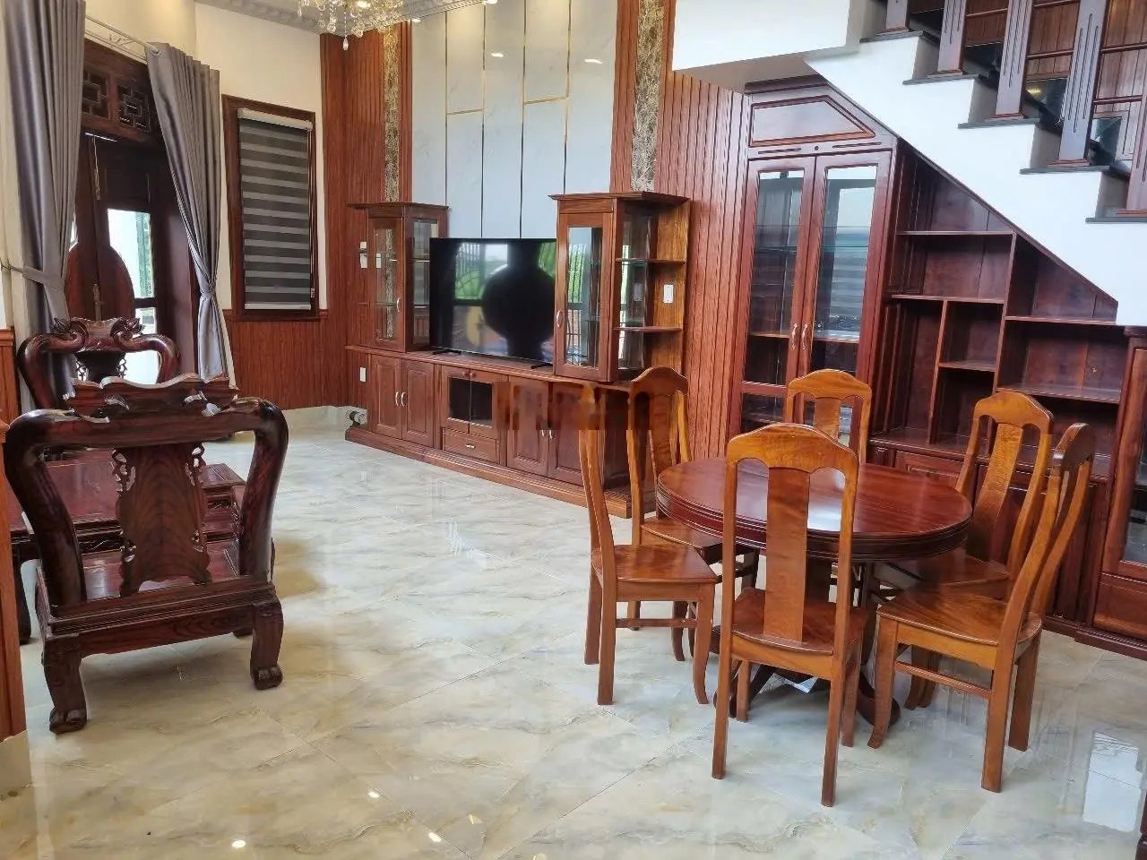 Căn gốc full nội thất gỗ tự nhiên trung tâm thị trấn