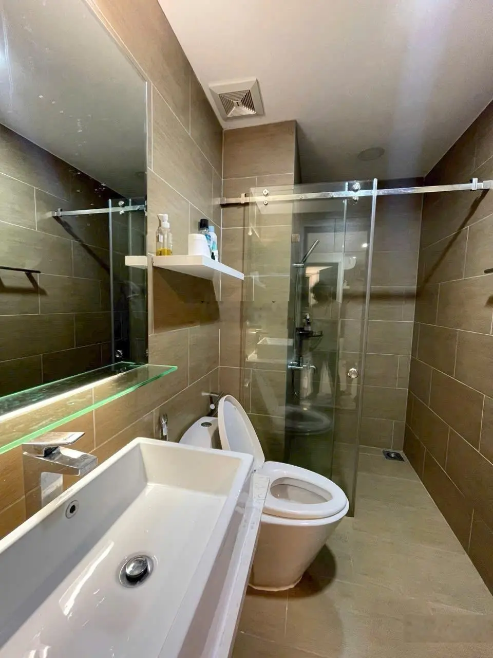 Gia đình em cần bán CH 590 CMT8, 72m2, 2PN, SH vĩnh viễn, căn góc. Giá thật nhà thật: 3.55 tỷ TL