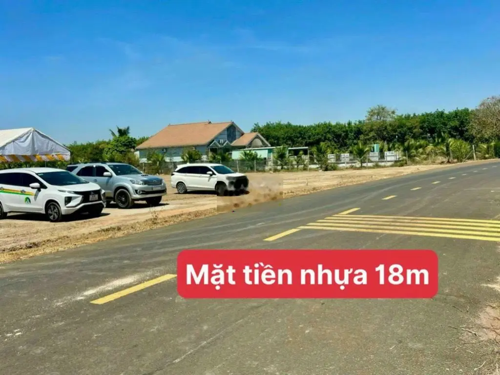 Bán đất mặt tiền đường nhựa lớn, kế bên biệt thự, gần khu công nghiệp.