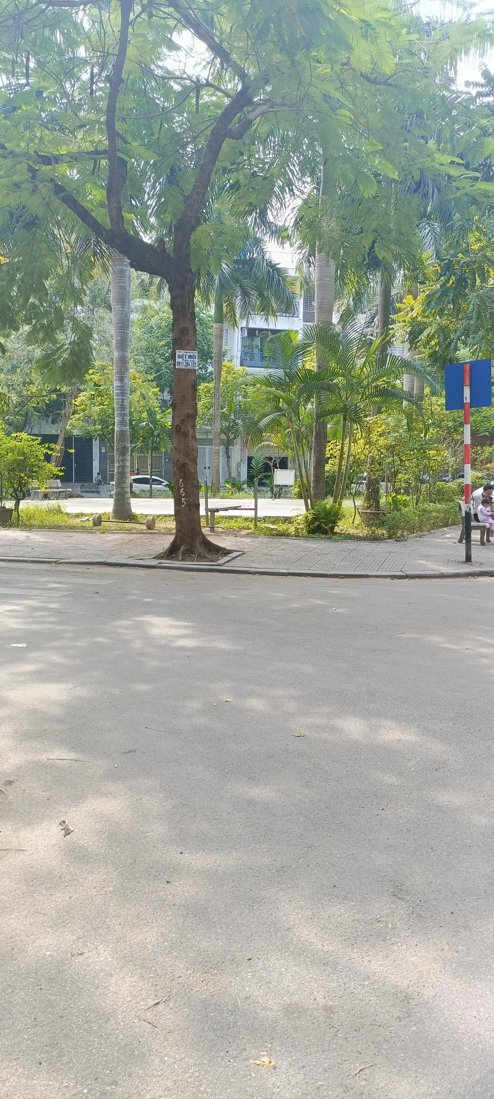 Liền kề KĐT Văn Phú, Hà Đông. Dt 90m, 5tầng xây thô.Giá 17.6 tỷ. View vườn hoa, vỉa hè ô tô tránh.