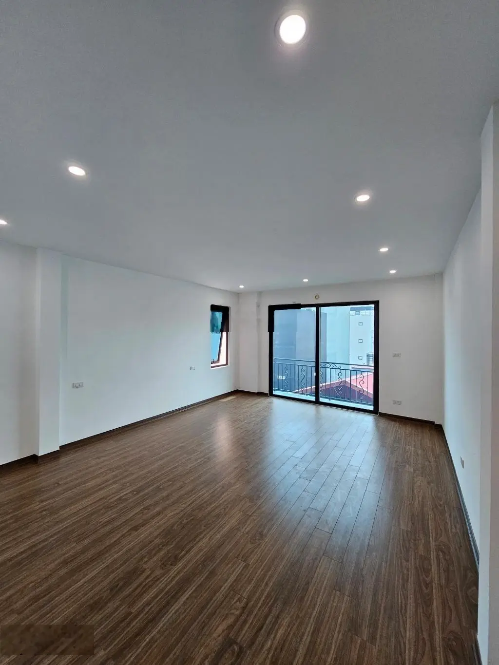 Nhà đẹp kẻ tạnh long biên lô góc, gara ôtô, thang máy dt 50m chỉ hơn 9 tỷ