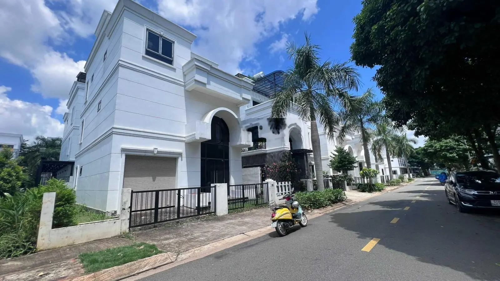Bán gấp biệt thự đơn lập Sim City Q9 - 12 tỷ (giá cũ 15 tỷ). Lh: 0949 396 *** Phạm Hùng