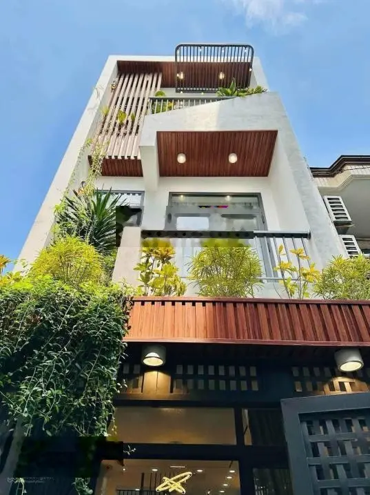 Bán nhà HXH khu VIP đường Hoàng Việt, P4. Kế bên KS Đệ Nhất. DT: 5x14m. Nhà đẹp 3 tầng giá 11.2 tỷ