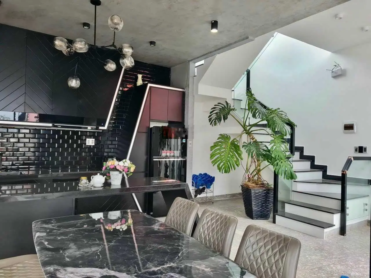 Villa hồ bơi sân vươn Nam Hồ 312m2 nở hậu 3 tầng 4PN - 5WC khai thác doanh thu 75 - 95tr/tháng