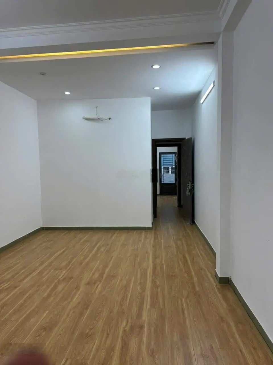 Nhà mới đẹp, 1trệt, 2 lầu, 2 Sân thượng, Ngang 4m x Dài 20m, đất đẹp, có nở hậu. Hoàn công 180,8m2