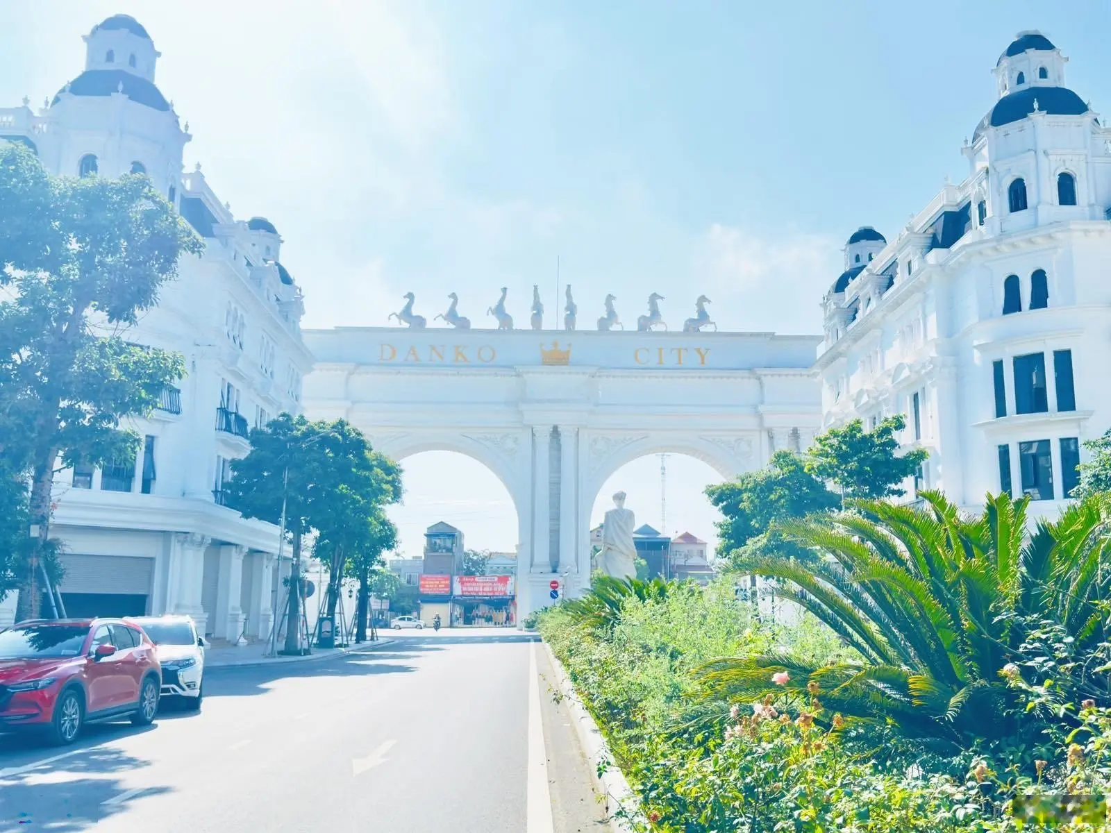 Bán Shophouse 5 tầng mặt đường 30m ngay cổng chính Danko City