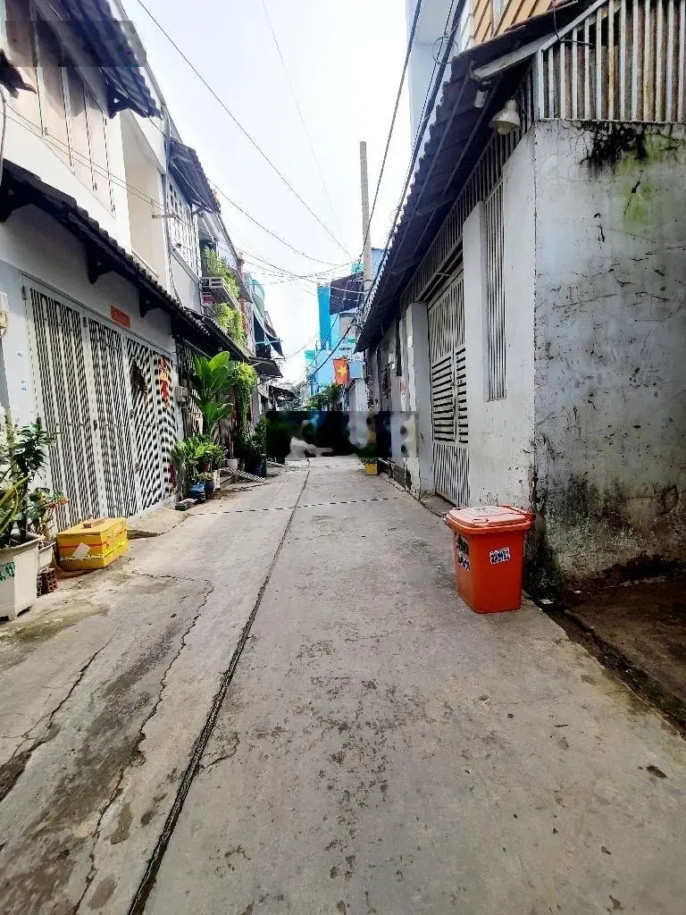 Hot, bán gấp nhà mới Chiến Lược, BT, 40m2, 2 tầng btct, hẻm xe hơi gần MT, chỉ 3 x tỷ