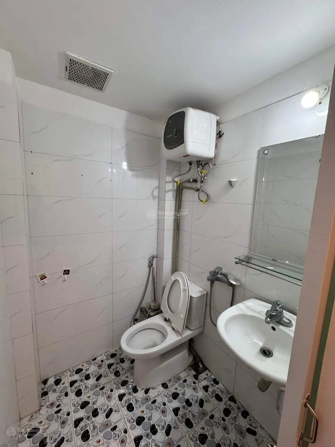 Bán căn hộ tập thể hoàng quốc việt - ôtô đỗ cửa - tặng full nội thất - 80m - 3 ngủ - 3 tỷ nhỉnh