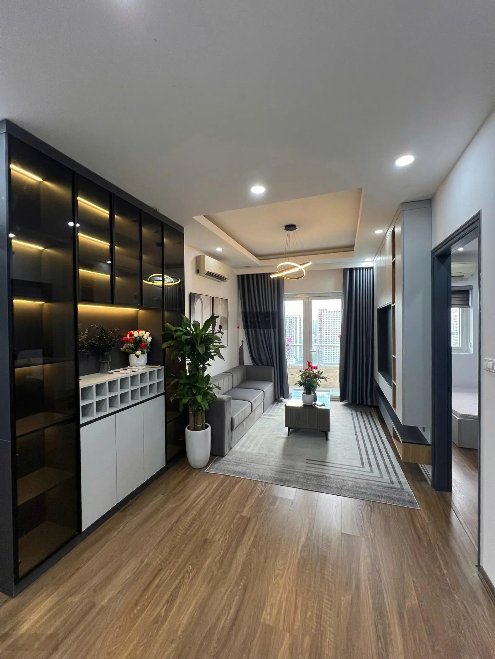 Chính chủ ủy quyền bán gấp căn hoa hậu 3 phòng ngủ tầng trung, hướng thoáng mát, nội thất cao cấp.