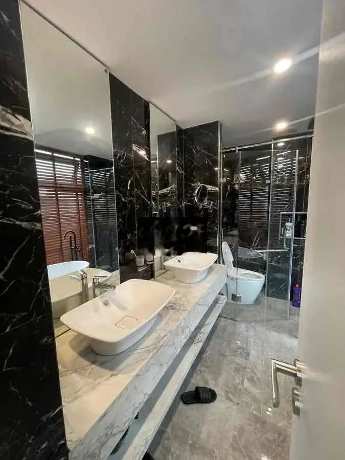 Gia Đình tôi cần bán nhà NGỌC LÂM NGUYỄN VĂN CỪ ô tô tránh vỉa hè
