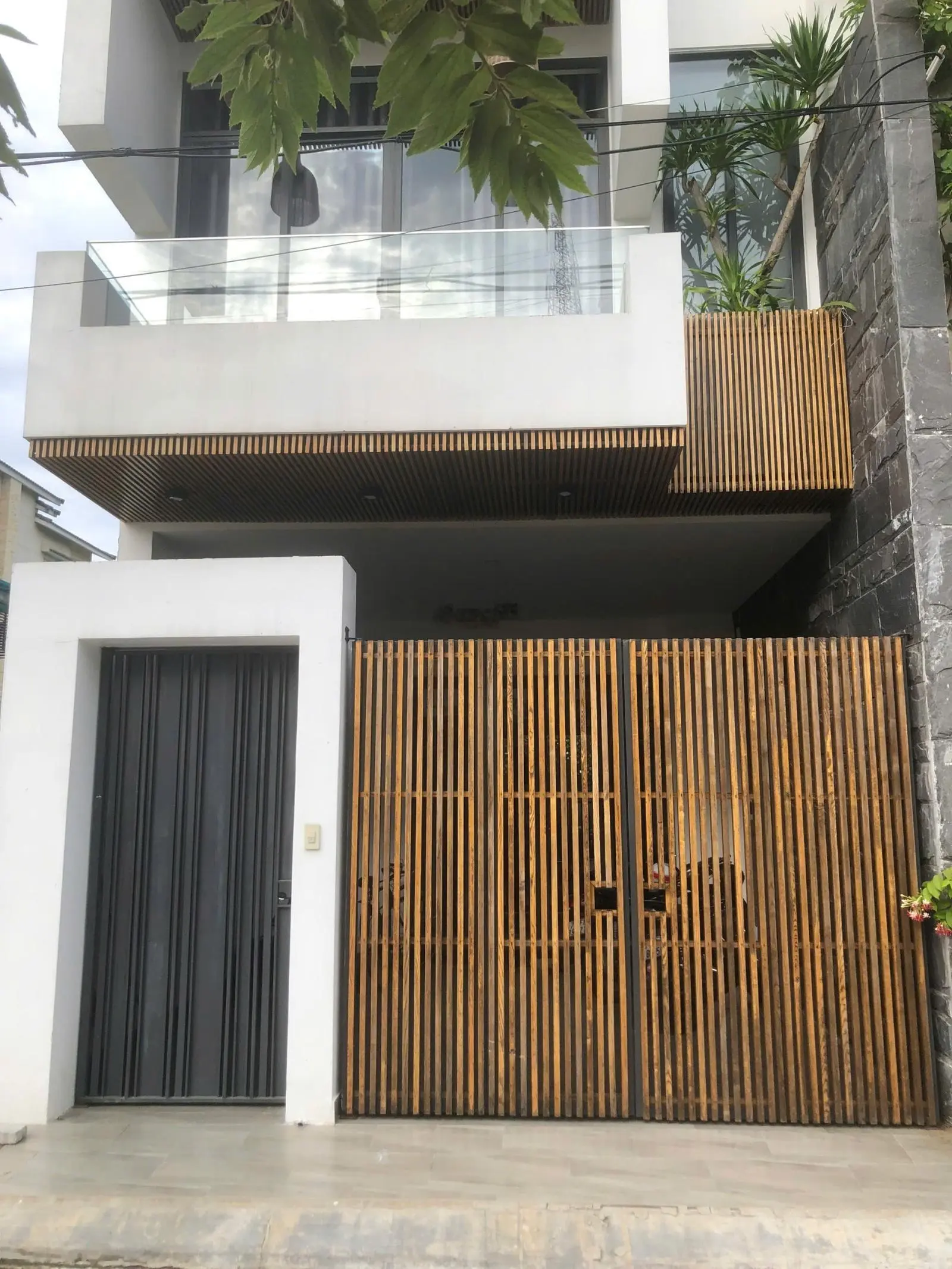 Bán nhà đẹp 3 tầng full nội thất đẹp khu Nam Việt Á giai đoạn 1 gần sông, sát ĐSQ Trung Quốc
