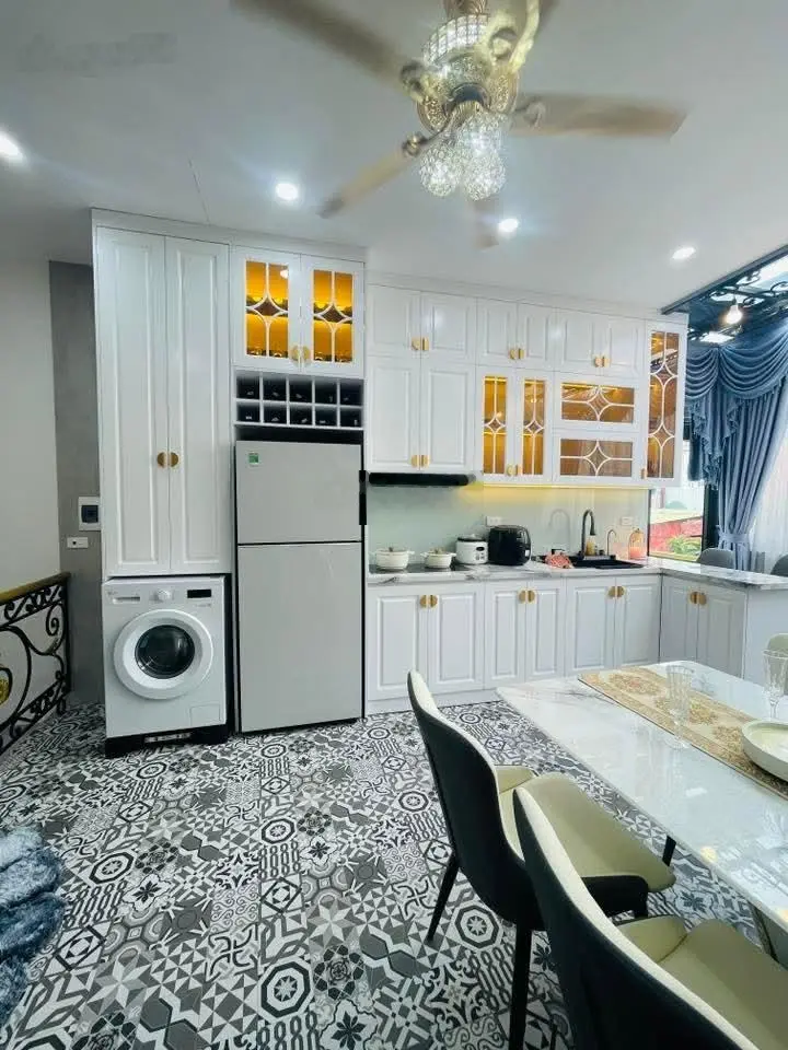 Lương Định Của, Đống Đa. DT 33m² x 4 tầng, MT 3,7m, giá 8,65 tỷ. Nội thất xịn, thang máy nhập khẩu.