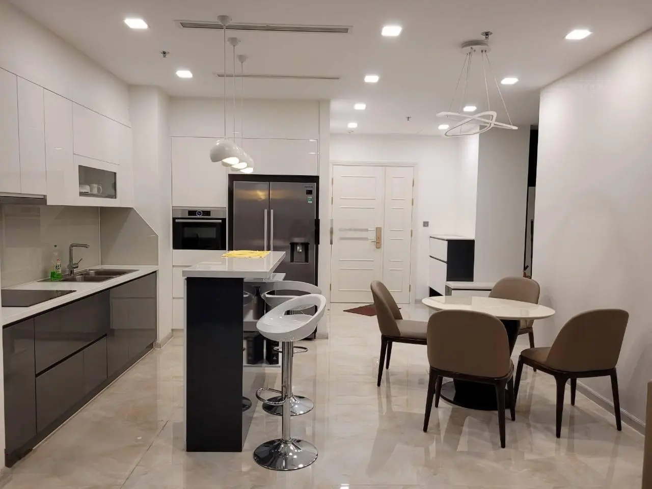 Sang sổ liền tay cần bán nhanh căn hộ Vinhomes Golden River 2PN 9,8 tỷ 79m2